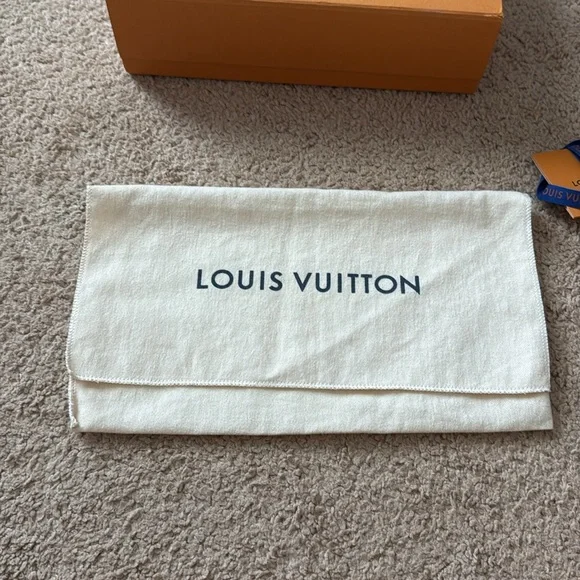 Louis Vuitton Orange Gift Box with Cream Pouch - Picture 3 of 15